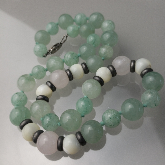 Vintage Jade Necklace Beautiful Green Wh Rose Translucent Ornate Metal Closure - Picture 4 of 7